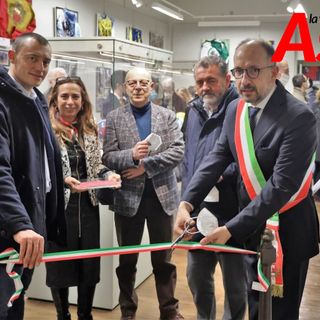 Il taglio del nastro e nella prima foto a fine articolo Sergio Magnetti, sindaco di Monale, con la casacca del fantino degli anni 30. Probabilmente l'ultima rimasta risalente a quel periodo. (Immagini e video Merfephoto - Efrem Zanchettin)