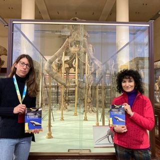 Michela Contessi e Laura Nosenzo con l'imponente scheletro del mastodonte