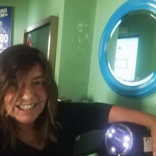 Nicoletta Grimaldi negli studi di Radio Vallebelbo (foto tratta dal suo profilo Facebook)