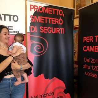 Il più piccolo visitatore della mostra ritratto insieme alla sua mamma