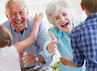 Economia e inflazione a doppia cifra: quattro famiglie su dieci ricorrono ai nonni per salvare il bilancio