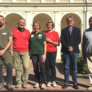 Foto di gruppo con il presidente del Distretto, il sindaco di Cinaglio, personale del Parco Paleontologico e istruttori di Nordic Walking Asti