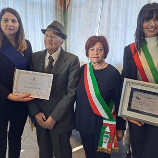 Giovanni Novara con il sindaco di Villanova Anna Macchia (alla sua destra), Delfina Noto e il sindaco di Cantarana Roberta Franco