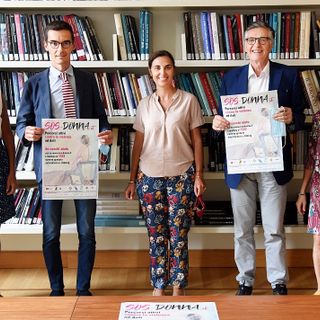 Da sinistra Daniela Timon, past president del Soroptimist Asti, il presidente Paolo Lanfranco e la consigliera delegata alle Pari Opportunità della Provincia Francesca Ragusa, il presidente della Fondazione CrAsti Mario Sacco, la giornalista Laura Nosenzo (SOS donna)