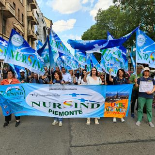 In migliaia alla &quot;marcia&quot; per denunciare la politica sanitaria del Piemonte: in piazza medici, infermieri e professionisti della Salute [GALLERIA FOTOGRAFICA e VIDEO]