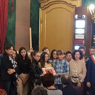 A San Damiano le classi terza A e B della scuola media vincono il premio &quot;PiazzAlfieri&quot;