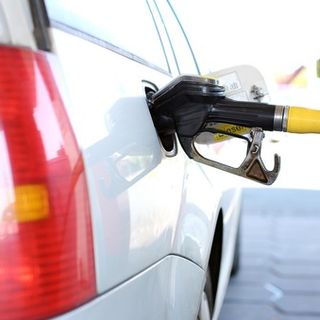 Via libera al bonus benzina contro il caro carburante, ecco come funziona