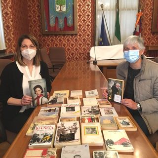 Il sindaco Anna Macchia e la volontaria della biblioteca Luciana Arduino con i libri di &quot;Pagine di libertà&quot;.