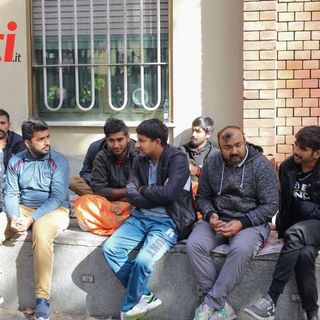 Pakistani fuori dalla questura: interpellanza dei consiglieri comunali di minoranza