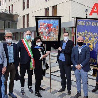 Il Palio donato all'ospedale nel 2020 alla presenza di Maddalena Spessa
