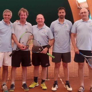 Il gruppo di soci/tennisti del Panathlon Club Asti composto da Corrado Buscemi, Luca Simonetti, Fulvio Saracco e Giorgio Bravo ritratti con Giorgio Finello (ultimo a destra)