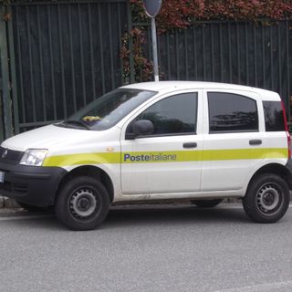 Una delle Panda 'di servizio' di Poste Italiane