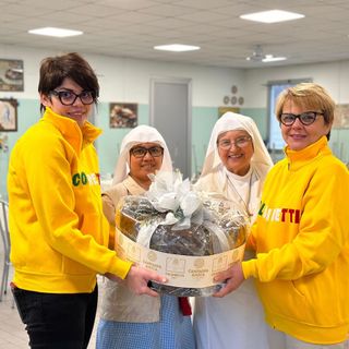 Coldiretti Asti ha donato un 'maxi panettone' alla Mensa Sociale