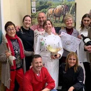 Paola dell'Agriturismo Tre Colline in Langa di Bubbio in Borgogna con bagna cauda e cardi gobbi