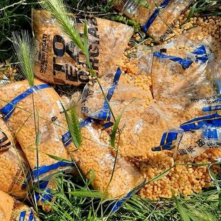 Pacchi di pasta abbandonati