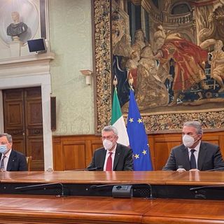 La firma del patto (Foto Cisl)