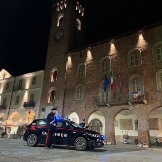 Una pattuglia dell'Arma di fronte al Campanon simbolo della cittadina
