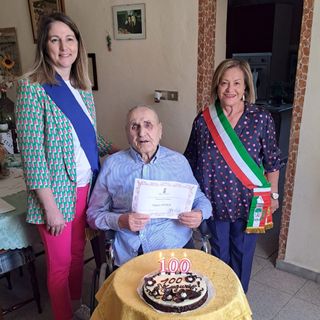 Il neo centenario con le autorità presenti