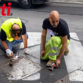 Nell'immagine, di Merfephoto - Efrem Zanchettin, operai al lavoro per la messa in sicurezza dei tombini in zona Vescovado