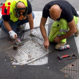 Operai impegnati nella piombatura di un tombino. Ph. Merfephoto - Efrem Zanchettin, come per le immagini a fine articolo inerenti l'allestimento della ruota panoramica