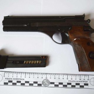 La pistola, rubata nei mesi scorsi, e il coltello sequestrati al sedicenne
