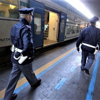 Agenti Polizia Ferroviaria in stazione