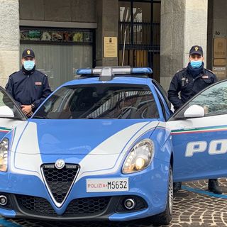 Pattuglia della Squadra Volante di fronte alla Provincia di Asti