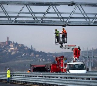 Lavori di allestimento di uno dei portali