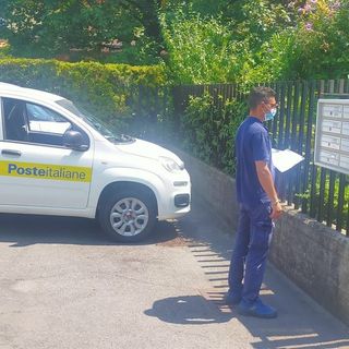 Un portalettere di Poste Italiane