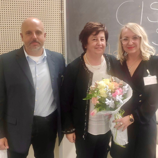 Beta Trajkova (a destra, con i fiori), confermata Segretario Territoriale del lavoratori postali CISL