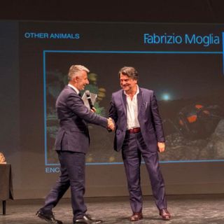 Un'immagine (tratta dalla pagina Facebook del fotografo) della premiazione di Moglia