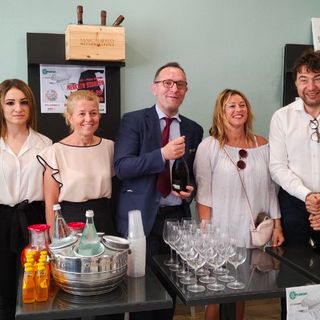 Nell'immagine, da sinistra a destra: il direttore di Confesercenti Paolo Contardi, due impiegate dell'associazione di categoria, il vicesindaco Marcello Coppo, l'assessore Loretta Bologna e il presidente di Confesercenti Asti Andrea Visconti