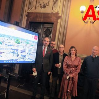 Il sindaco Maurizio Rasero con gli assessori Loretta Bologna e Gianfranco Imerito e i responsabili dell'agenzia che ha curato il sito (Ph. Merfephoto - Efrem Zanchettin)