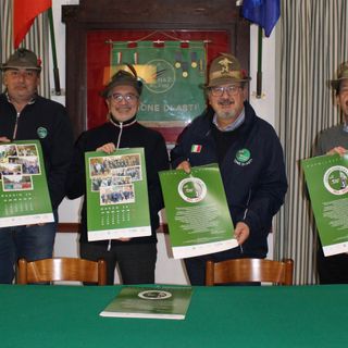 Un momento della presentazione del “Calendario 2022” con (da sinistra) il vice presidente Massimo Lavagnino, il direttore editoriale della rivista Penne Nere Astigiane Gianni Faita, il presidente Fabrizio Pighin e il segretario Francesco Marzo
