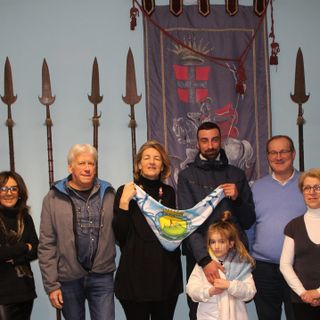 Foto di gruppo post presentazione di Fabio Ferrero, fantino di Montechiaro