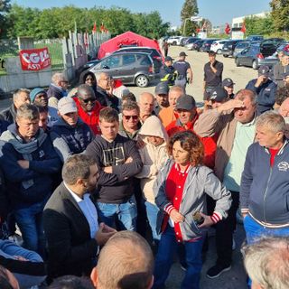 Immagine d'archivio del presidio di fronte ai cancelli del macello. Si riconoscono il deputato Marco Grimaldi e la Segretaria Flai Cgil Letizia Capparelli