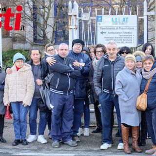 Il gruppo di lavoratori che stamattina ha atteso notizie davanti alla sede Asl AT (ph. Merfephoto - Efrem Zanchettin)