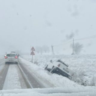 Un mezzo uscito di strada a causa della neve