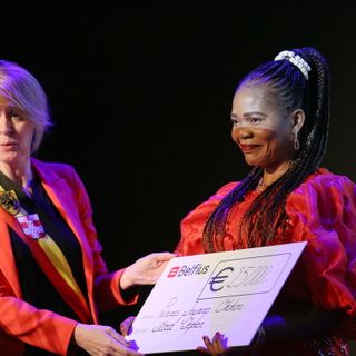 Princess Okokon insieme alla sindaca di Ypres Emmily Talpe