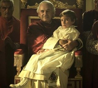 Un'immagine di scena da &quot;Rapito&quot; con Paolo Pierobon (papa Pio IX) e l'esordiente Enea Sala
