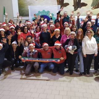Foto di gruppo per i partecipanti alla serata dei Vespisti Moderni