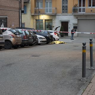 I rilievi dei carabinieri subito dopo la rapina. Sotto il telo, il corpo senza vita di uno dei rapinatori