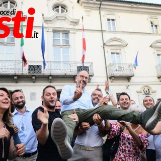 La gioia dei sostenitori di Maurizio Rasero, riconfermato sindaco di Asti, immortalata da uno scatto di Merfephoto - Efrem Zanchettin