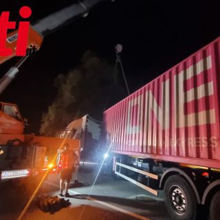 Lungo intervento notturno per recuperare il tir ribaltatosi nei pressi della Perlino