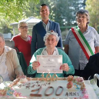La neo centenaria con le autorità presenti, la sorella e il nipote