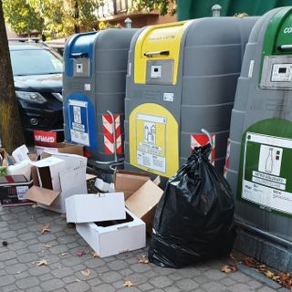 Una delle segnalazioni di rifiuti abbandonati in corso Savona