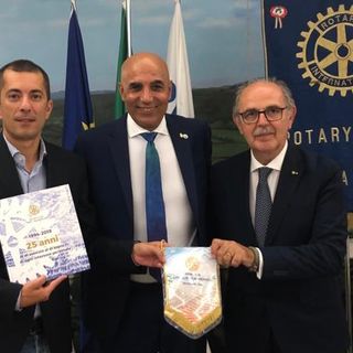 Marco Gabusi, Hicham Barida (presidente del Club Rotary di Canelli-Nizza) e Giorgio Gianuzzi (prefetto del Distretto 2032 A.R. 2023-24).