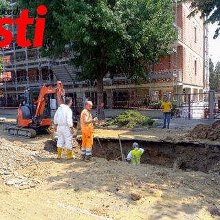 Operai al lavoro per il ripristino della tubatura rotta (ph. Merfephoto - Efrem Zanchettin)