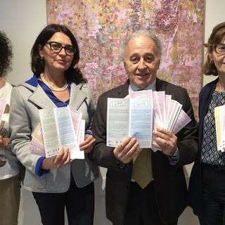 La consegna dei pieghevoli antiviolenza all'Ordine dei medici di Asti