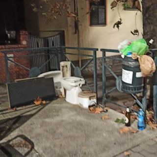 Bagno ‘a cielo aperto’ in viale Pilone